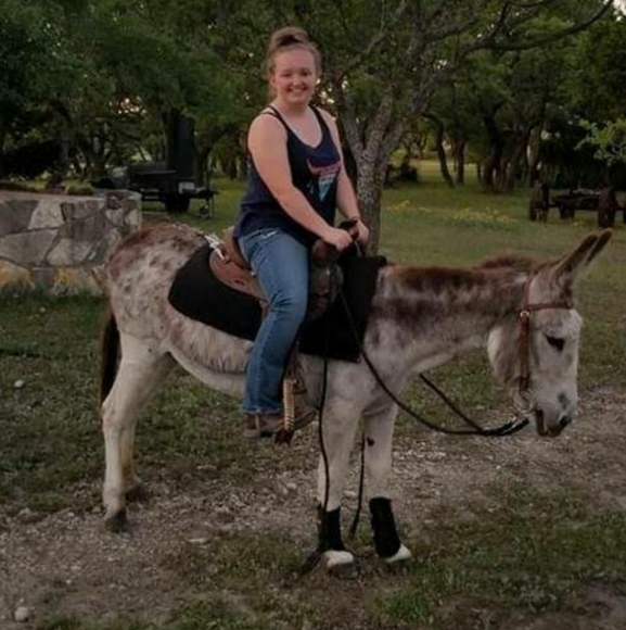 Meet your Posher, Hannah - Picture 3 of 4